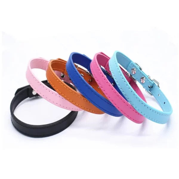 Adjustable dog collar, detail of the chain link design, lying flat