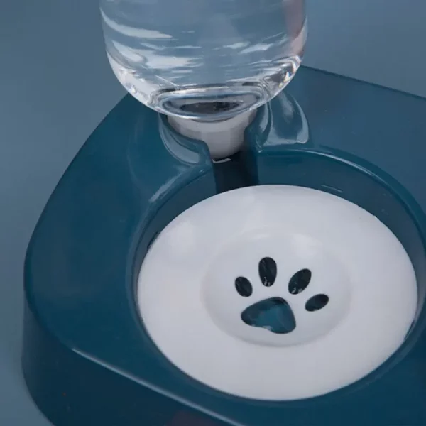 Detail of the PP plastic material and construction of the pet feeding station.