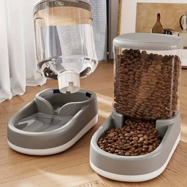 Detail of the reservoir attachment point on the pet feeder