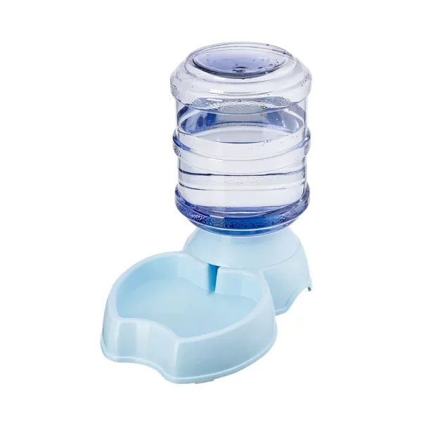 The automatic pet feeder in a home environment with a pet